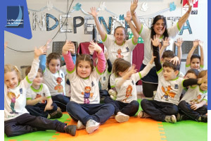 Entrega de cuadernos, cartucheras y remeras de egresados